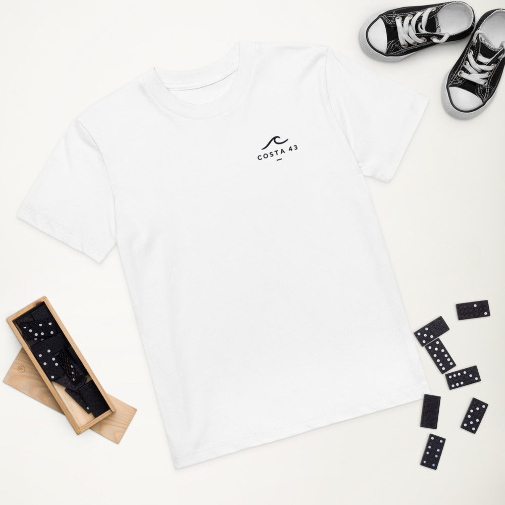 Camiseta de niño Caión de Costa 43, sobre una mesa