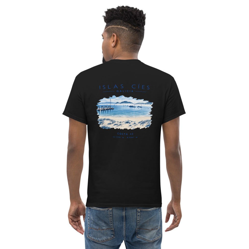 Camiseta Islas Cíes negra de Costa 43, modelo de espaldas