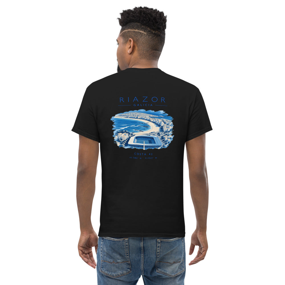 Camiseta Riazor negra de Costa 43, modelo de espaldas