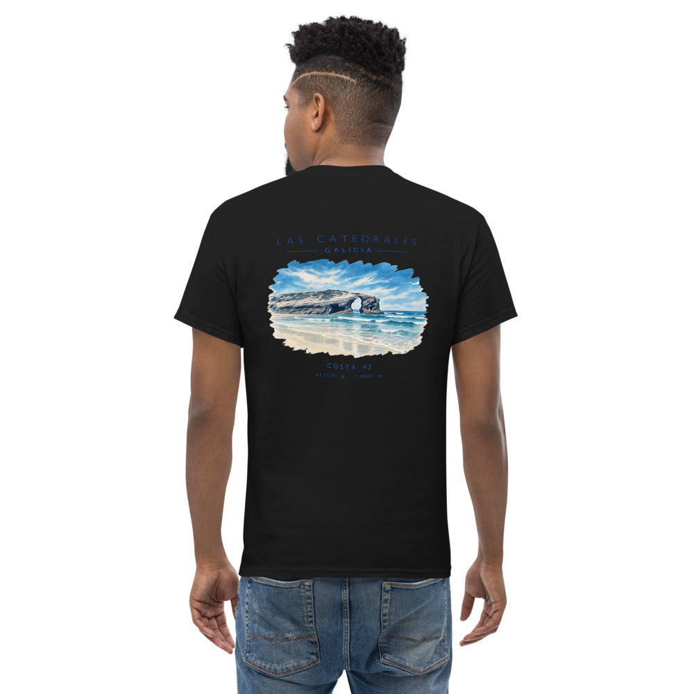 Camiseta Las Catedrales negra de Costa 43, modelo de espaldas