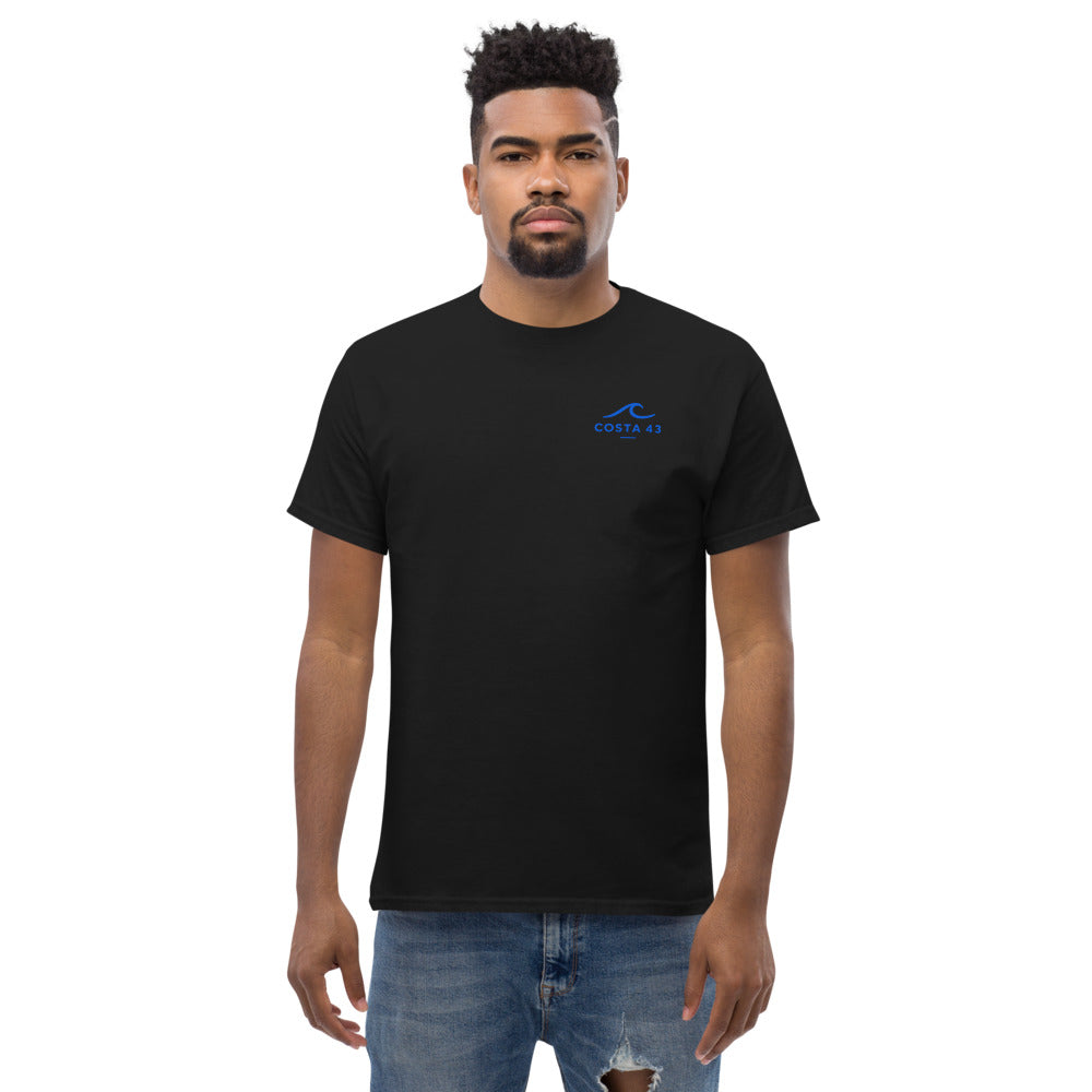 Camiseta Riazor negra de Costa 43, modelo de frente