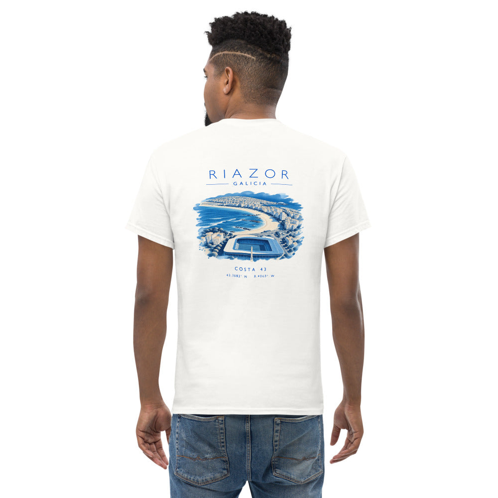 Camiseta Riazor blanca de Costa 43, modelo de espaldas