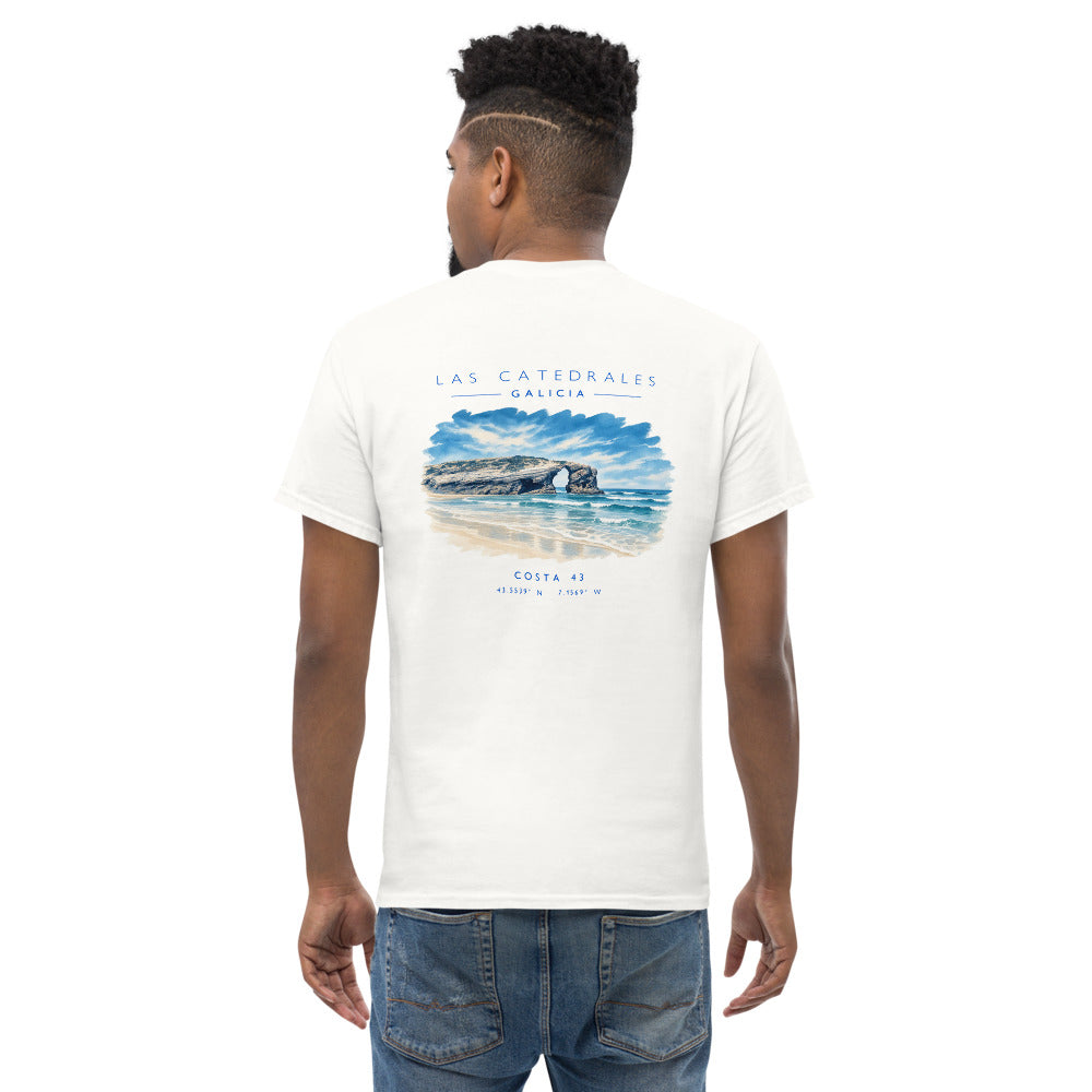 Camiseta Las Catedrales blanca de Costa 43, modelo de espaldas